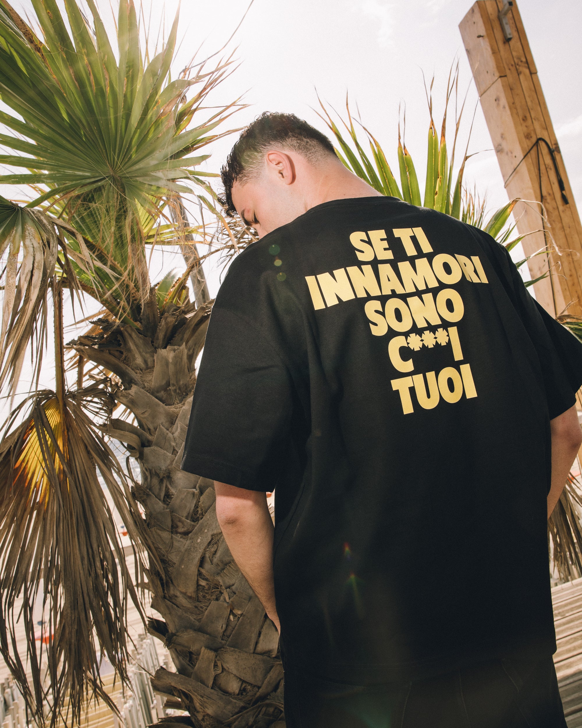 T-SHIRT NERA SE TI INNAMORI SONO C***I TUOI